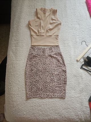 Conjunto falda leopardo y top beige.
