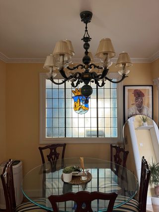 Mesa Comedor Cristal, Pie Bronce/Mármol y sillas