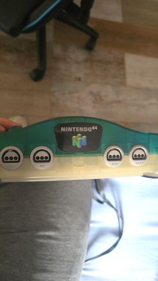 Nintendo 64 verde con juegos míticos
