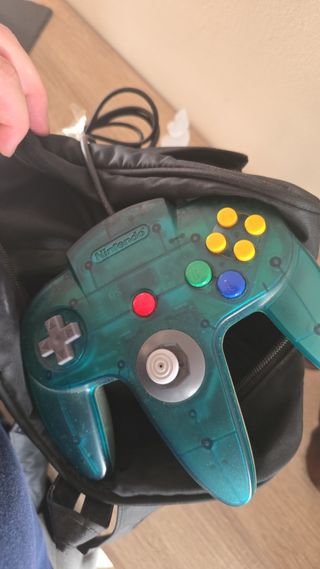 Nintendo 64 verde con juegos míticos