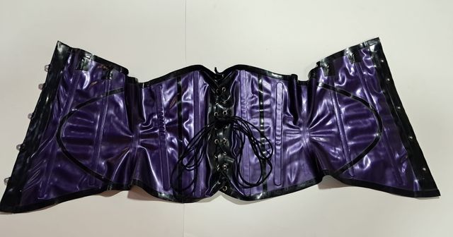 Corsé de látex morado y negro