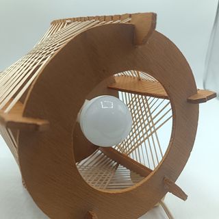 Lámpara de hilos y madera