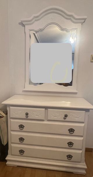 Cómoda y espejo de pino macizo.  