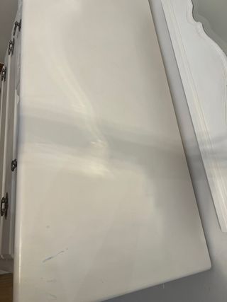 Cómoda y espejo de pino macizo.  