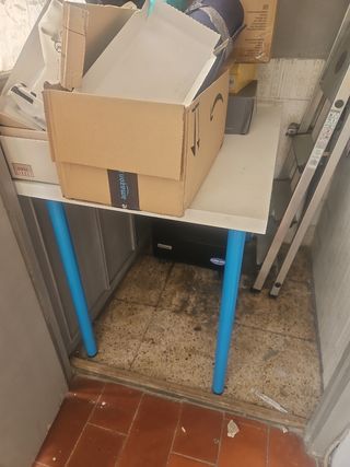 Mesa de escritorio Ikea blanca. Urge por mudanza