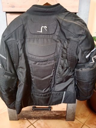 Chaqueta de moto negra
