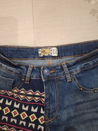Shorts vaqueros BSK con estampado étnico
