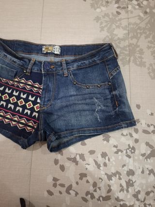 Shorts vaqueros BSK con estampado étnico
