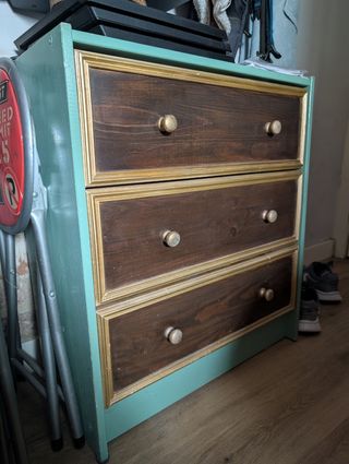 Cómoda de madera y metal
