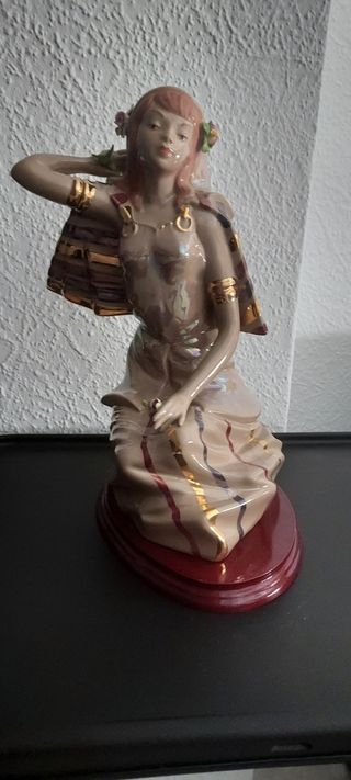 Figura cerámica antigua mujer vestida