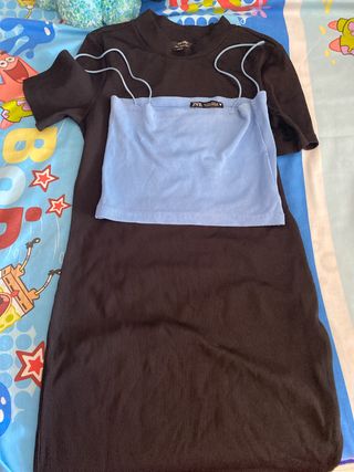 Vestido Bershka negro y top azul