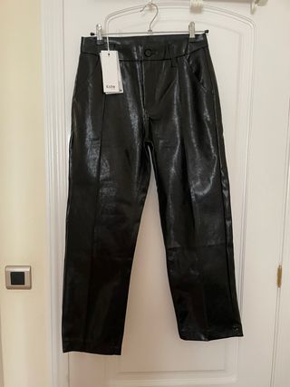 Pantalón efecto piel negro
