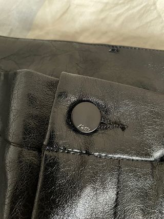 Pantalón efecto piel negro