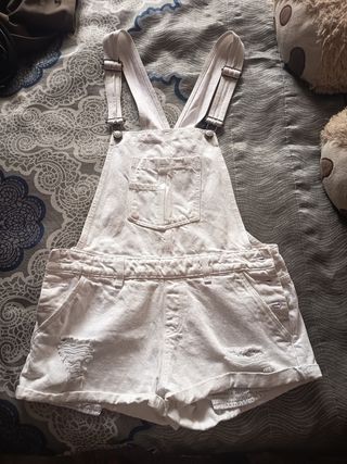 Peto vaquero blanco desgastado