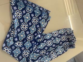 Pantalón licra azul estampado flores