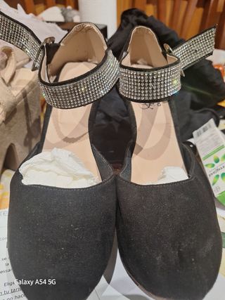 Zapatos de tacón negros con pedrería