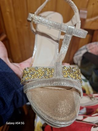 Zapatos de tacón negros con pedrería