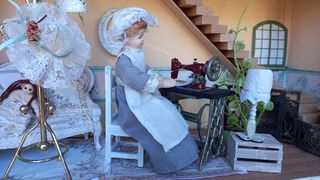 Miniatura macchina da cucire per casa delle bambol