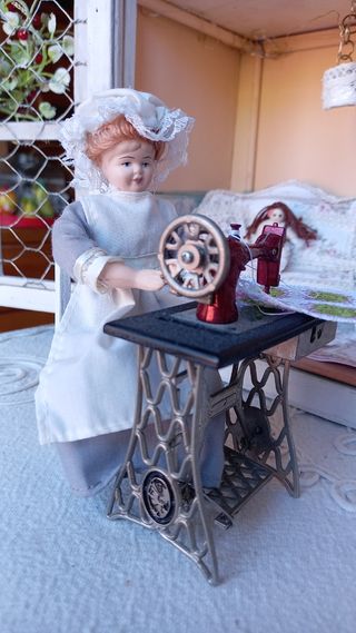 Miniatura macchina da cucire per casa delle bambol