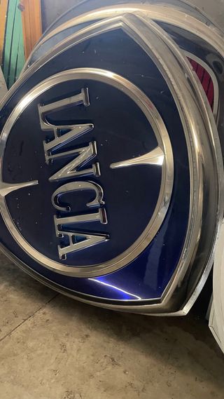 Cartel Lancia con soporte de luz