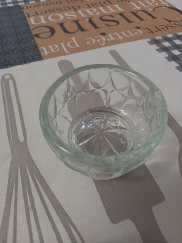 Huevera antigua de cristal