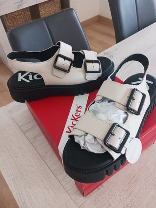 Sandalias Kickers Beige y Negras