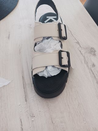 Sandalias Kickers Beige y Negras