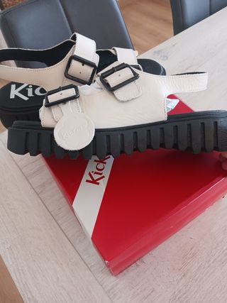 Sandalias Kickers Beige y Negras
