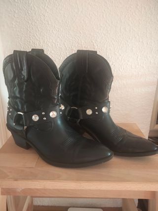 Botines negros con tachuelas y pedrería
