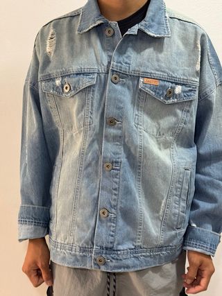 Chaqueta tejana desgastada