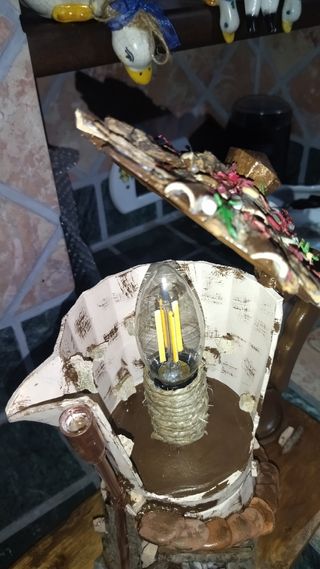 Lampada vintage decorata con elementi naturali