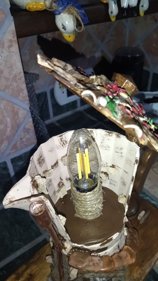 Lampada vintage decorata con elementi naturali