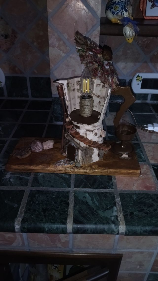 Lampada vintage decorata con elementi naturali