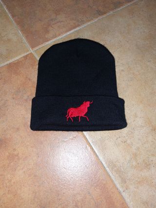 Gorro de lana negro con toro rojo