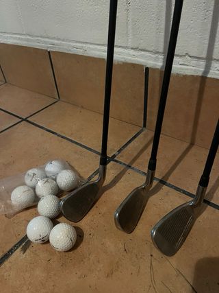 Palos de golf y pelotas
