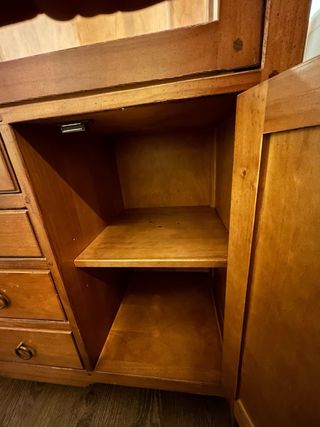 Vitrina madera y cristal.