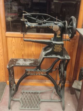 Máquina de coser Singer antigua con pie