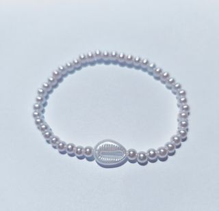 *Pulsera fina de perlas y conchas*