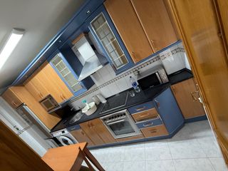 Cocina completa madera y azul. vi