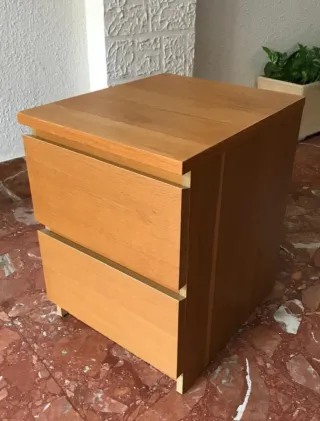 Mesita de noche de madera color roble