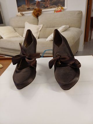 Zapatos de tacón marrones con lazo
