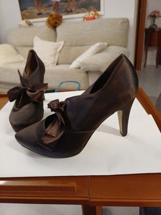 Zapatos de tacón marrones con lazo