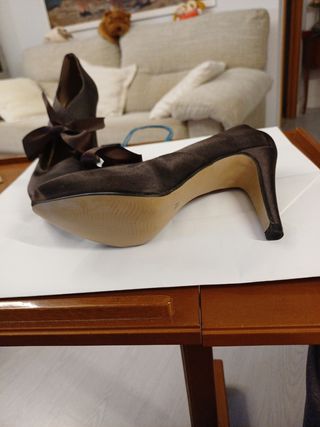 Zapatos de tacón marrones con lazo