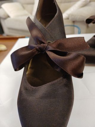 Zapatos de tacón marrones con lazo