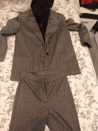 Traje Zara mujer gris y negro