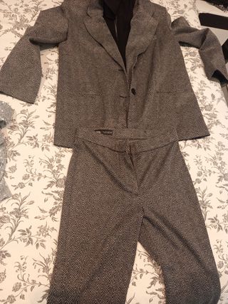Traje Zara mujer gris y negro