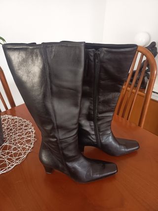 Botas altas de piel negras sin usar