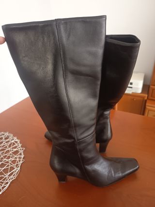 Botas altas de piel negras sin usar