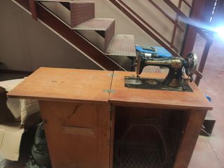 Máquina de coser Singer antigua con mueble