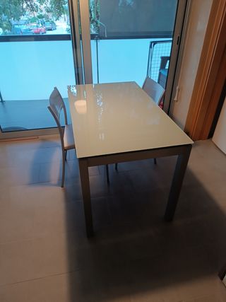 Mesa de comedor cristal y metal + 







4 sillas